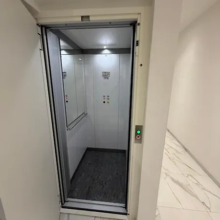 Adriano Space モデナ